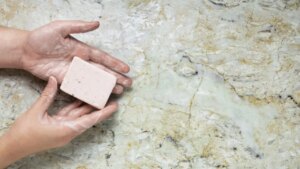 Lucida il marmo di casa: il metodo sorprendente per un effetto brillante